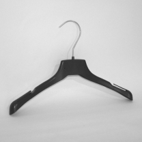 Вешалка плечики для рубашек, футболок, платьев и блузок пластиковая с фиксаторами по бокам 400 мм, черная, размер одежды: 40-42(S), GN-40